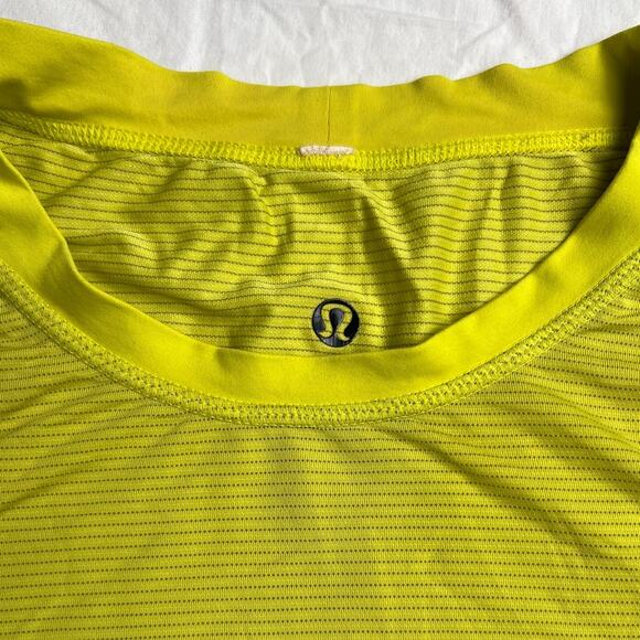 Lululemon Yellow Lightweight Short Sleeve Stretch Workout Shirt Size Large - Picture 3 of 6